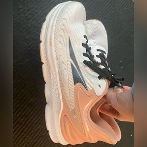 Altra torrin 9.5 tennis shoe like new condition